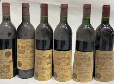 six bouteilles de vin sont alignées sur une table