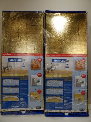 deux boîtes recouvertes de papier doré posées sur un comptoir blanc