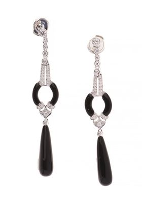 une paire de boucles d'oreilles noires et blanches serties de diamants