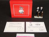deux figurines assises sur une table