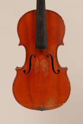 gros plan d'un violon avec un archet sur fond blanc