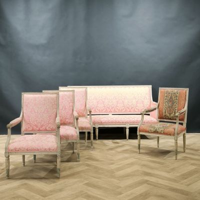 plusieurs chaises et un canapé dans une pièce sur fond noir