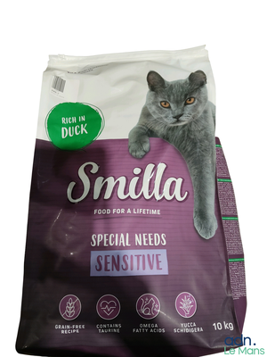 un sac de croquettes Smillaa pour chat sur fond blanc