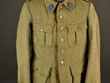 un uniforme militaire sur un mannequin, sur fond noir