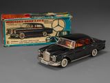 une image représentant une petite voiture et une boîte posées sur une table