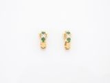 une paire de boucles d'oreilles en or serties d'émeraudes