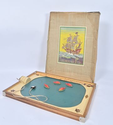 une boîte contenant un jeu, posée sur une table