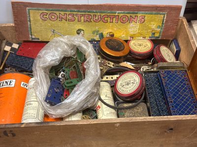 une boîte en bois contenant divers objets