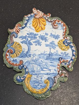 DELFT Plaque en faïence polychrome à décor d'un couple galan… - Photo 1
