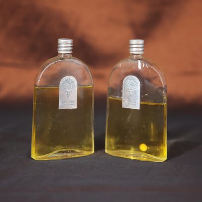 deux bouteilles d'huile posées l'une à côté de l'autre sur une table
