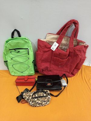 trois porte-monnaie et un sac à main posés sur un lit