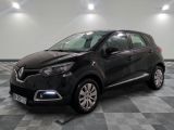 la voiture noire est garée sur un sol en damier dans le garage