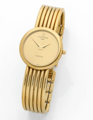 gros plan d'une montre-bracelet sur une surface blanche