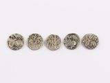 quatre pièces d'argent sont disposées en ligne sur une surface blanche