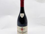 une bouteille de vin posée sur une table