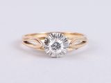 une bague de fiançailles en or sertie d'un diamant rond taille brillant
