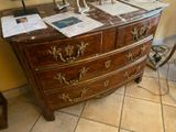 une statue de cheval posée sur une commode dans une pièce