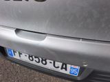 un gros plan de la plaque d'immatriculation à l'arrière d'une voiture