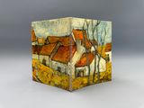 une petite boîte sur laquelle est représentée une maison