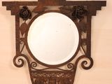 un miroir accroché au mur, avec un cadre en bois