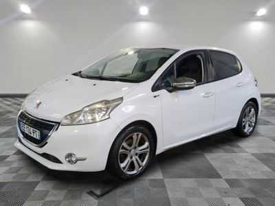la petite voiture blanche est garée dans une grande pièce