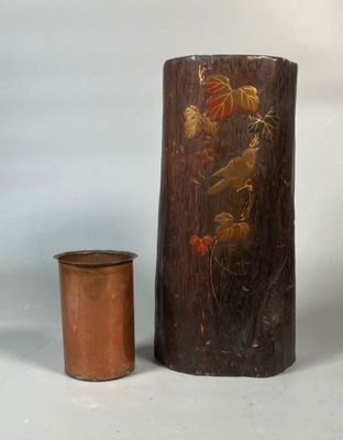 deux vases posés l'un à côté de l'autre sur une table