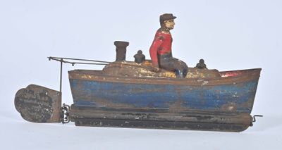 un jouet représentant un homme dans un bateau avec un chien à bord