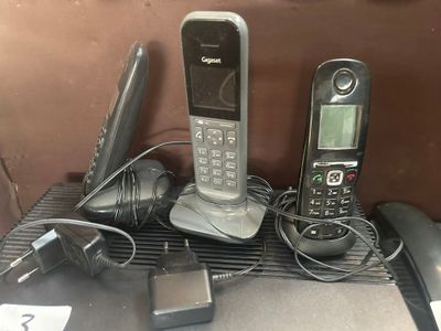 beaucoup de téléphones et d'autres appareils électroniques posés sur la table