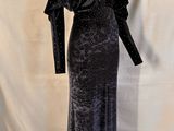 robe de soirée en velours noir et argent, posée sur un mannequin