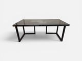 une image représentant une table noire avec un plateau en verre sur fond blanc