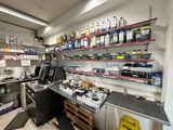 une pièce avec beaucoup d'objets sur les étagères