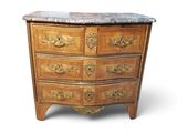 une commode à dessus de marbre sur fond blanc