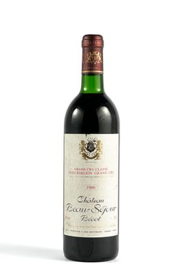 une bouteille de vin posée sur une table