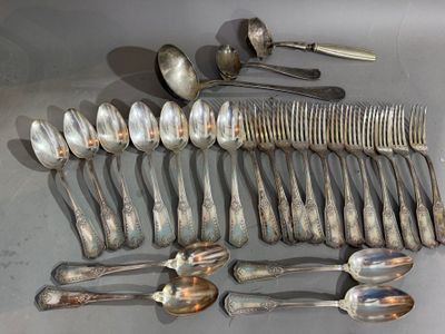 beaucoup de cuillères en argent et de cuillères sur la table