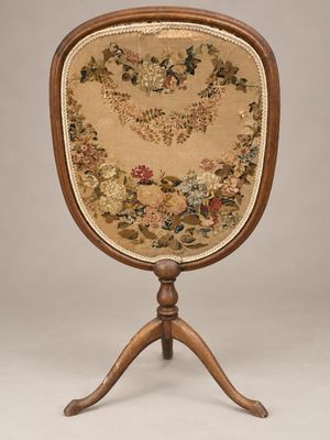une chaise ancienne en bois dont le dossier est orné d'un motif floral