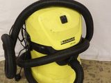 un gros plan d'un aspirateur jaune et noir posé par terre