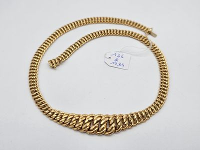 un collier à chaîne en or avec un fermoir sur fond blanc