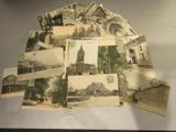 une pile de vieilles cartes postales posées sur une table