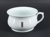 une image représentant une tasse blanche sur fond noir