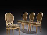 quatre chaises alignées sur un fond noir
