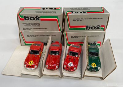 trois cartons contenant des petites voitures, posés sur une surface blanche