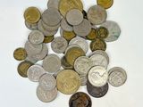 une pile de pièces de monnaie posée sur une surface blanche