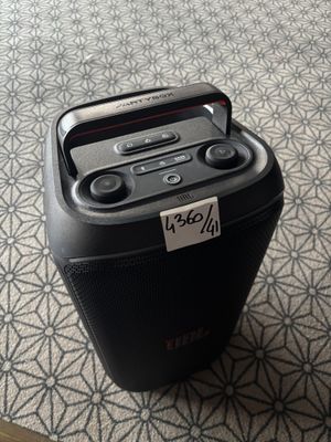 une radio posée sur une table au sol