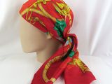 un gros plan sur un foulard posé sur une tête de mannequin
