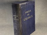 un vieux livre posé sur une table sur une surface grise
