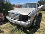 une voiture argentée garée dans l'herbe