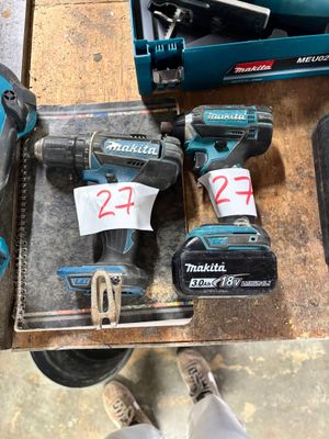 deux perceuses-visseuses sans fil et deux batteries posées sur une table