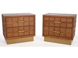 une paire de tables de chevet en bois et en laiton