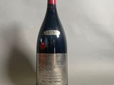 une bouteille de vin posée sur une table