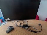 une image représentant un bureau avec un écran d'ordinateur et une souris